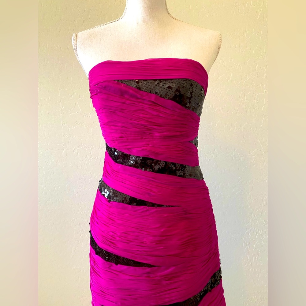 BRAND:Morrell Maxie  SIZE:4  COLOR:Tiger Striped Magenta W/black sequin stripes